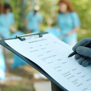Kontrol listesi dolduran sağlık çalışanı